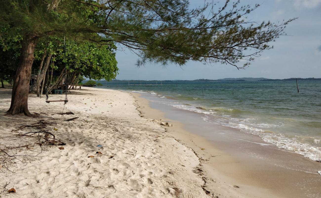 Фото Tegar Putri Beach с светлый песок поверхностью