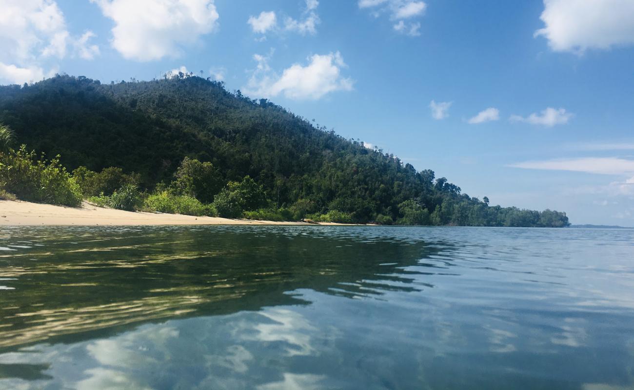 Фото Pantai Kandap с светлый песок поверхностью