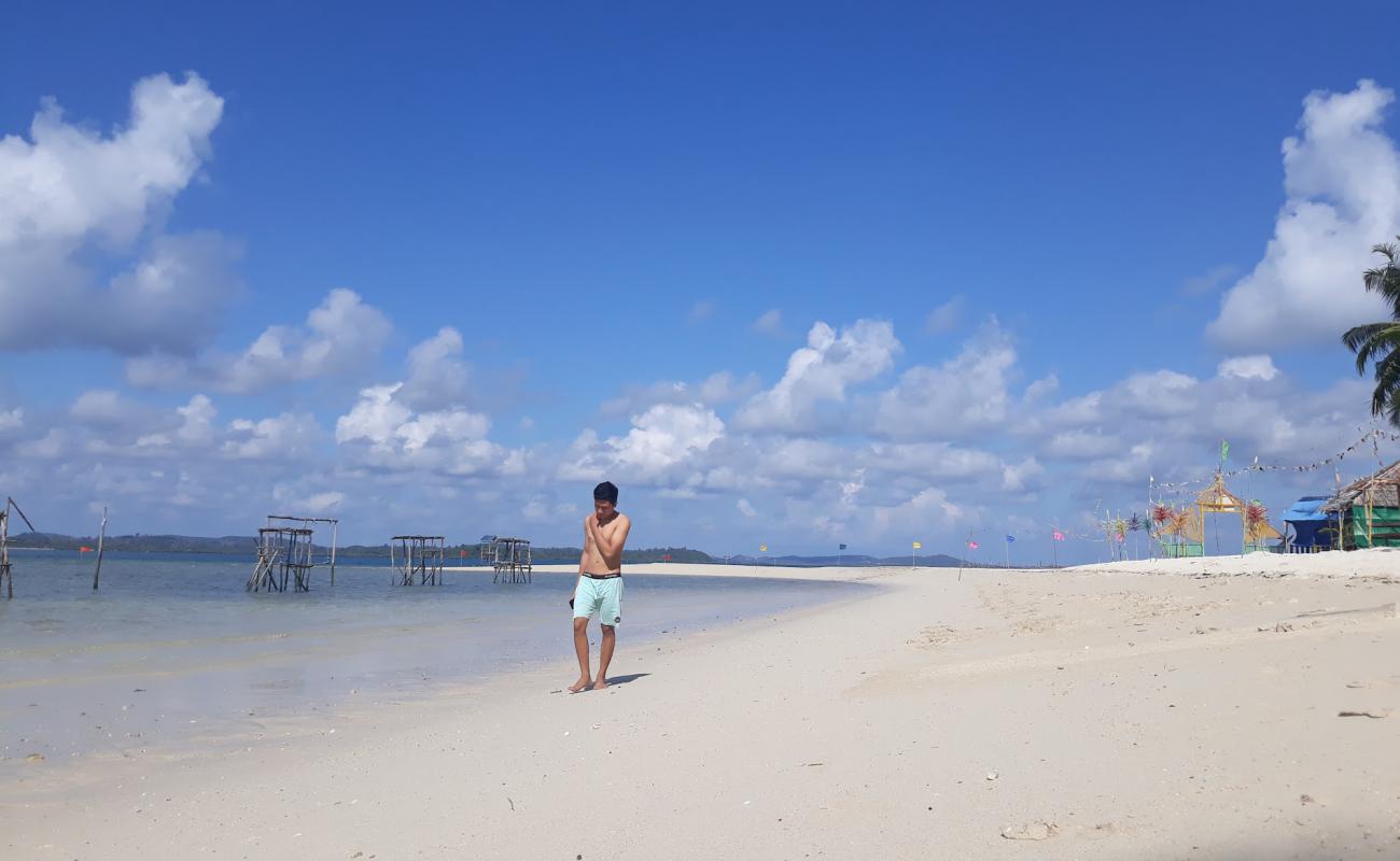 Фото Mubut Darat Beach с белый песок поверхностью