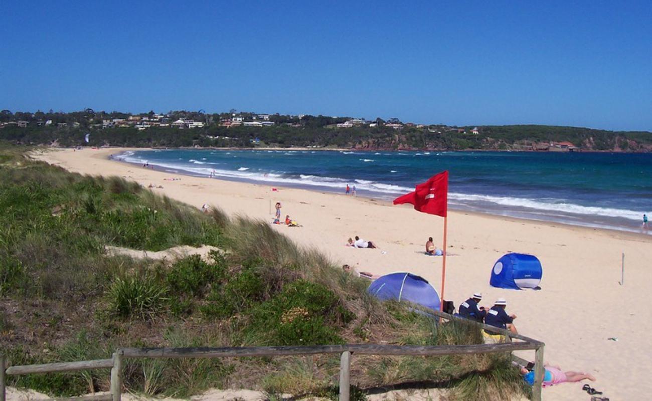 Фото Merimbula Beach с золотистый песок поверхностью