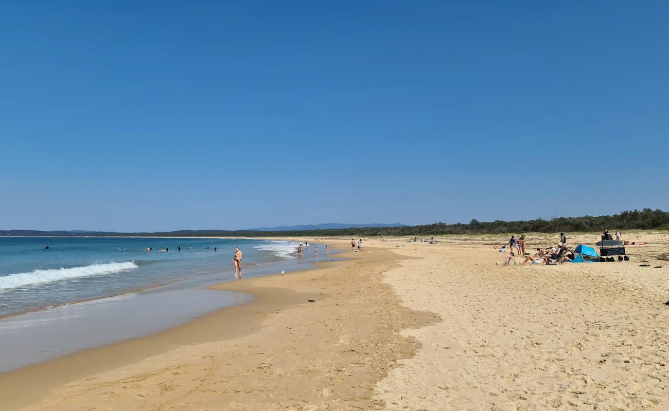 Фото Bengello Beach с светлый песок поверхностью