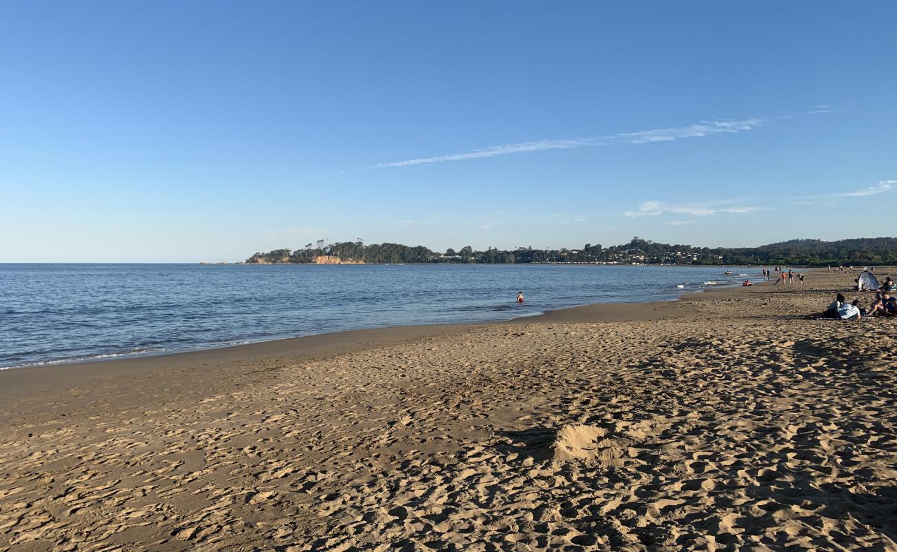 Фото Corrigans Beach с светлый песок поверхностью