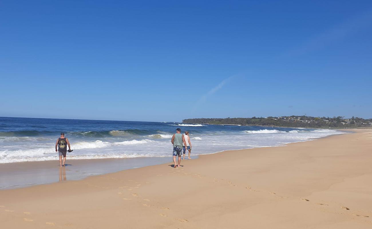 Фото Burrill Beach с светлый песок поверхностью