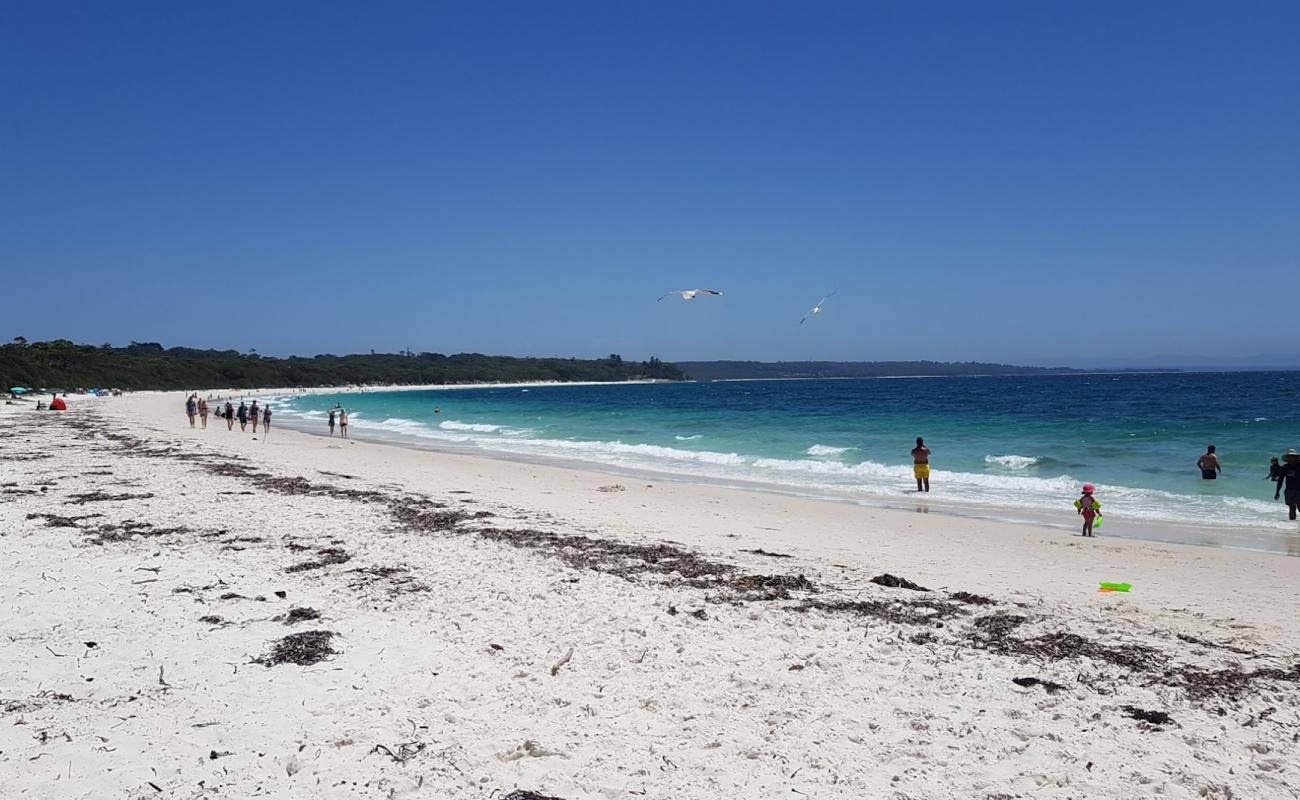 Фото Iluka Beach с белый чистый песок поверхностью