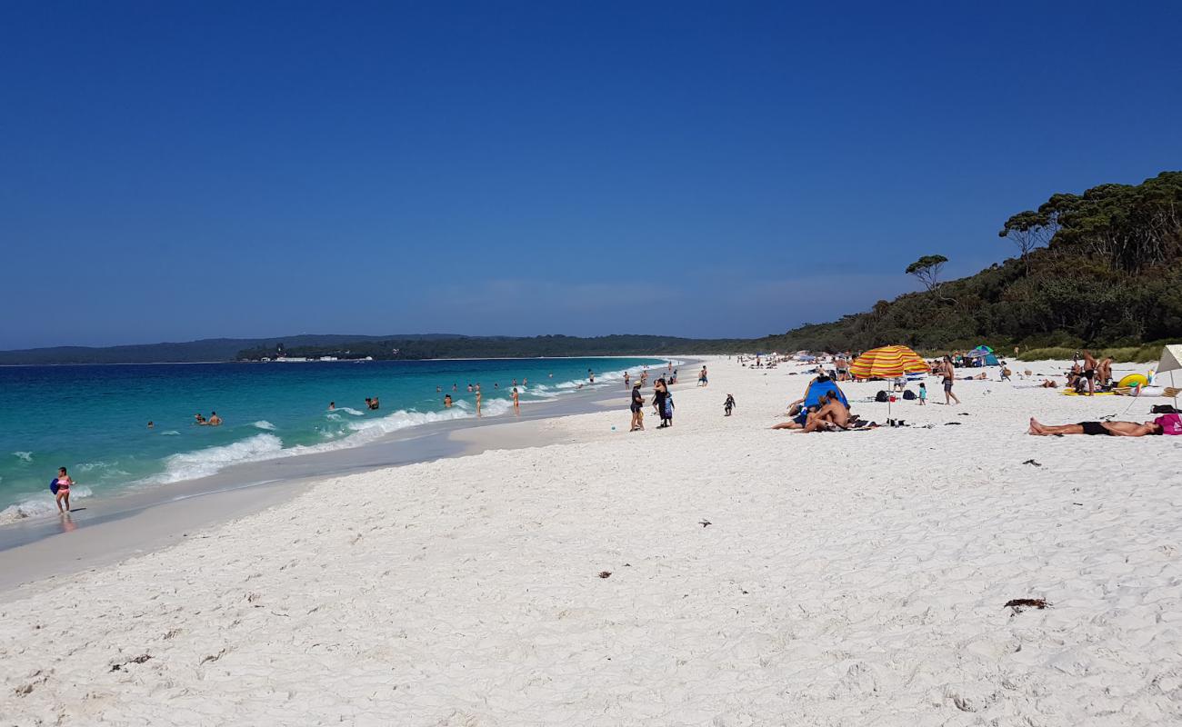 Фото Hyams Beach с белый чистый песок поверхностью