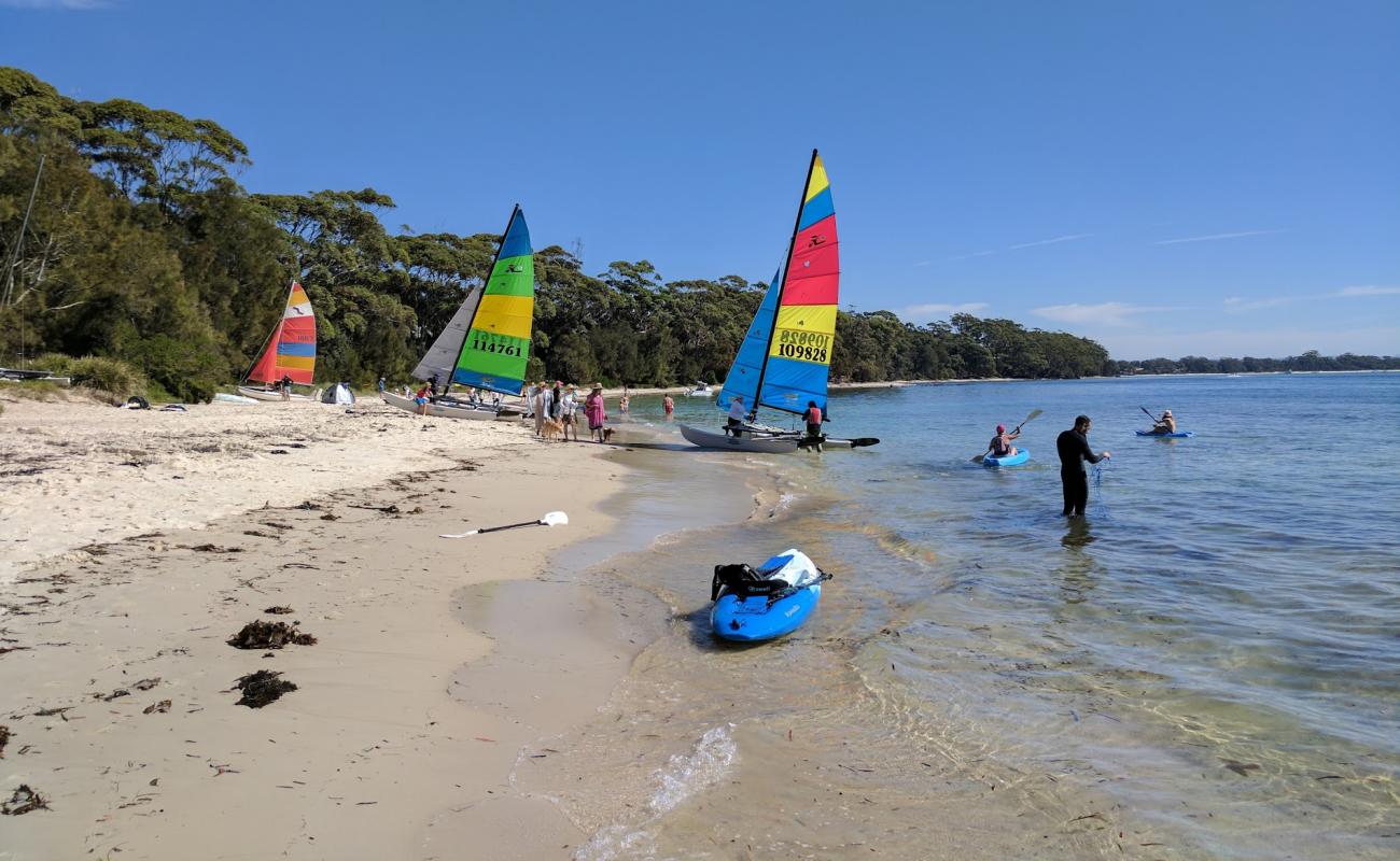 Фото Barfleur Beach с светлый песок поверхностью