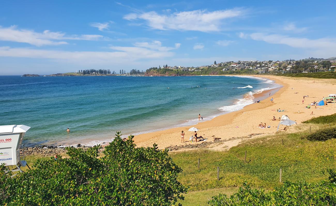 Фото Bombo Beach с золотистый песок поверхностью