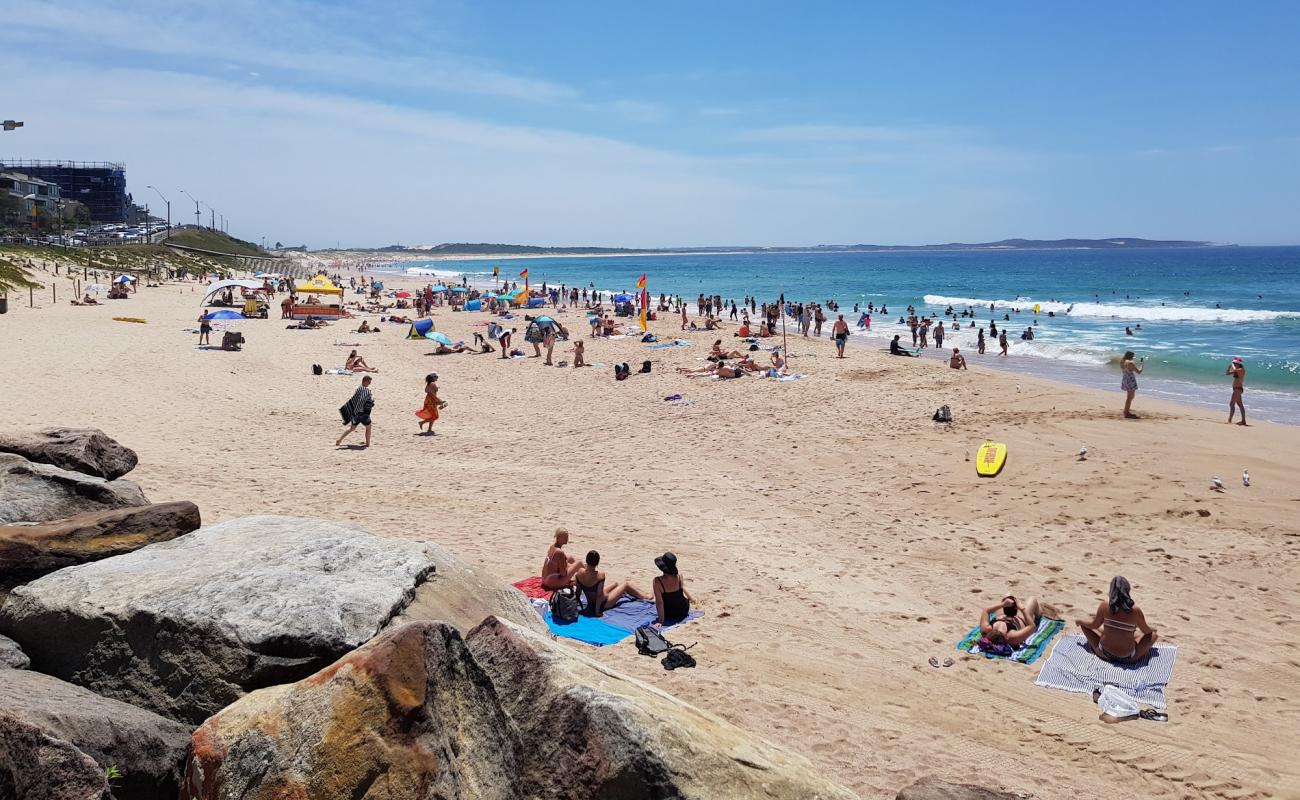 Фото North Cronulla Beach с золотистый песок поверхностью