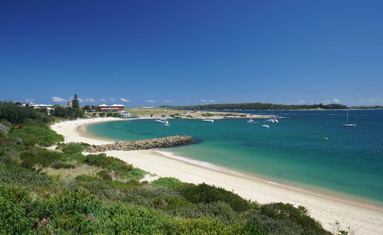 Фото Frenchmans Bay Beach с светлый песок поверхностью