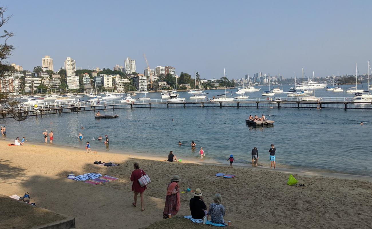 Фото Seven Shillings Beach с золотистый песок поверхностью