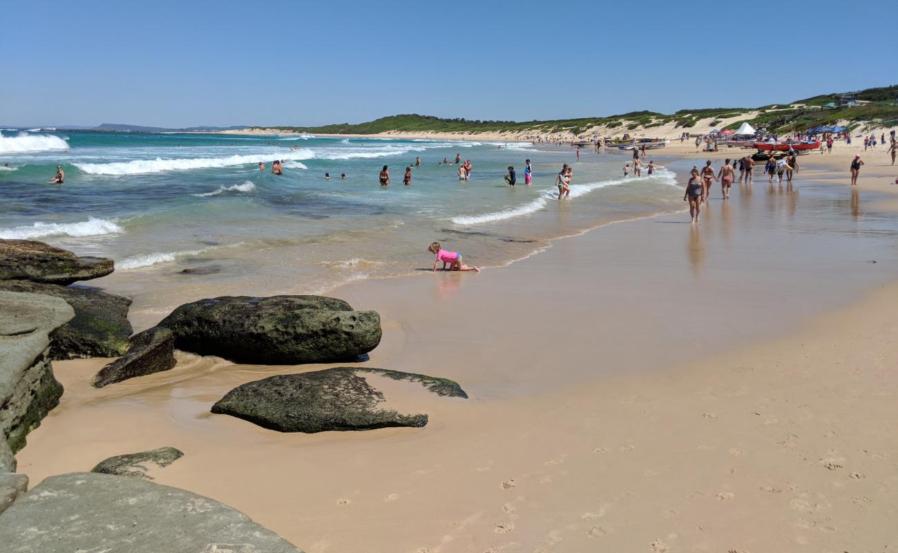 Фото Soldiers Beach с светлый песок поверхностью