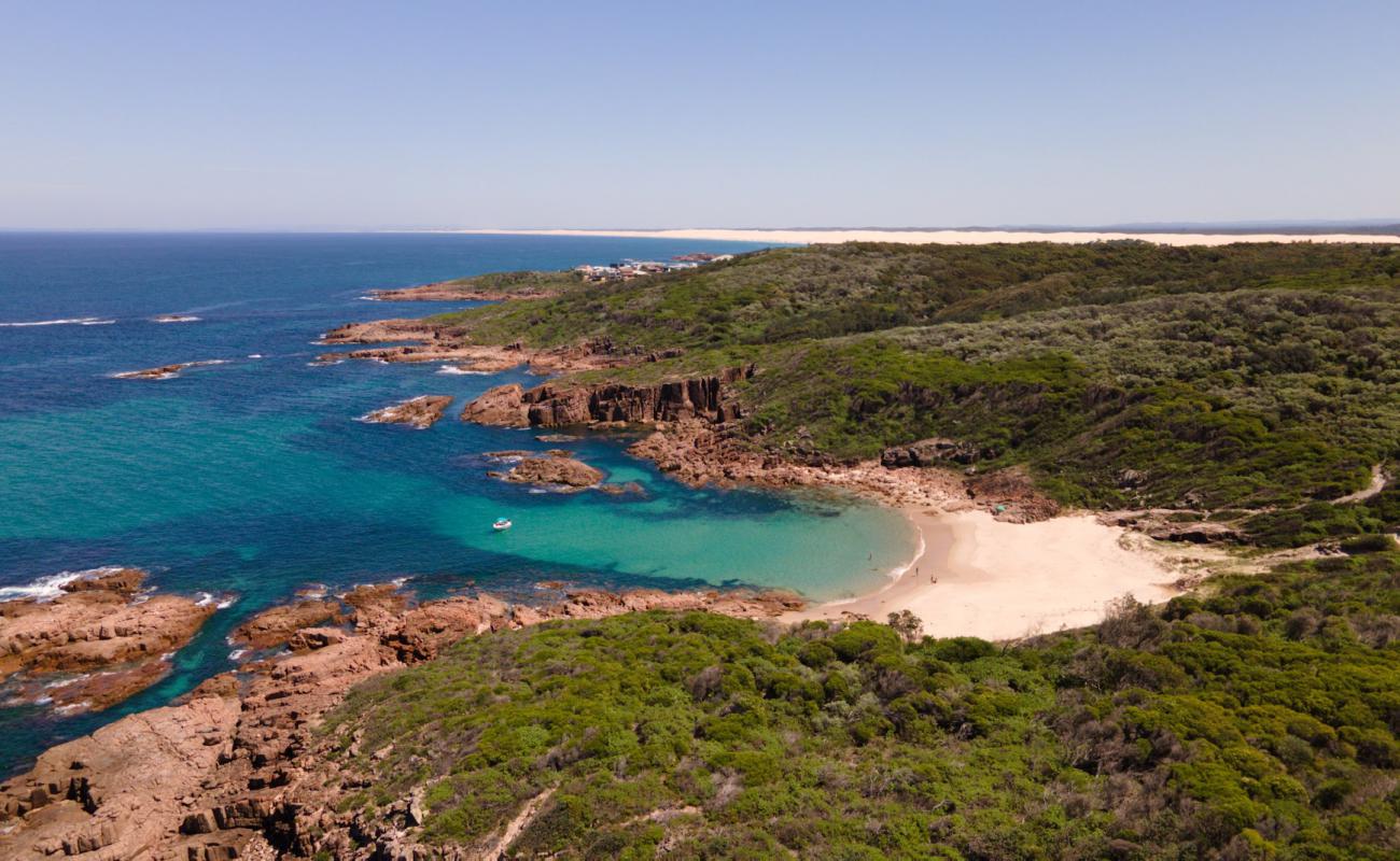 Фото Kingsley Beach с светлый песок поверхностью