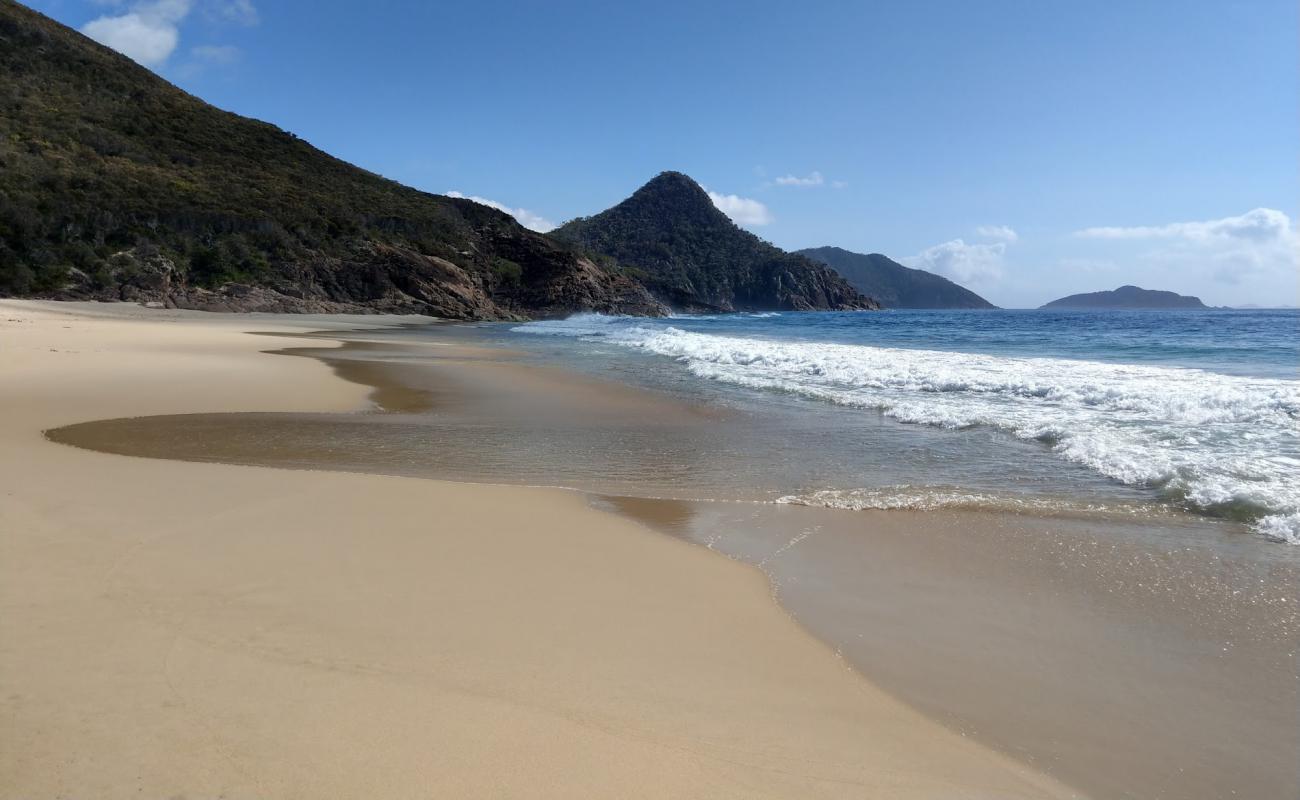 Фото Wreck Beach с золотистый песок поверхностью