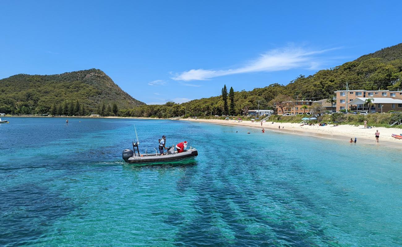 Фото Shoal Bay Foreshore Reserve с золотистый песок поверхностью