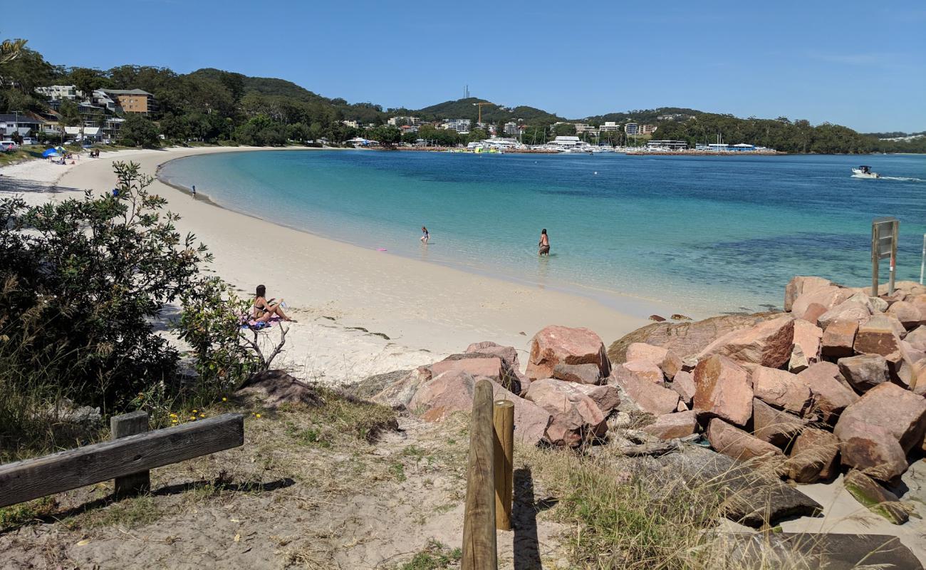 Фото Nelson Bay Beach с светлый песок поверхностью