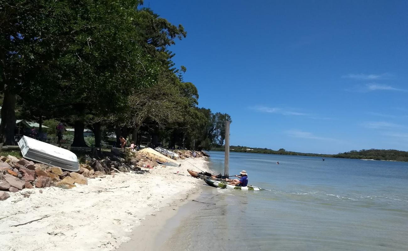 Фото Taylors Beach с светлый песок поверхностью