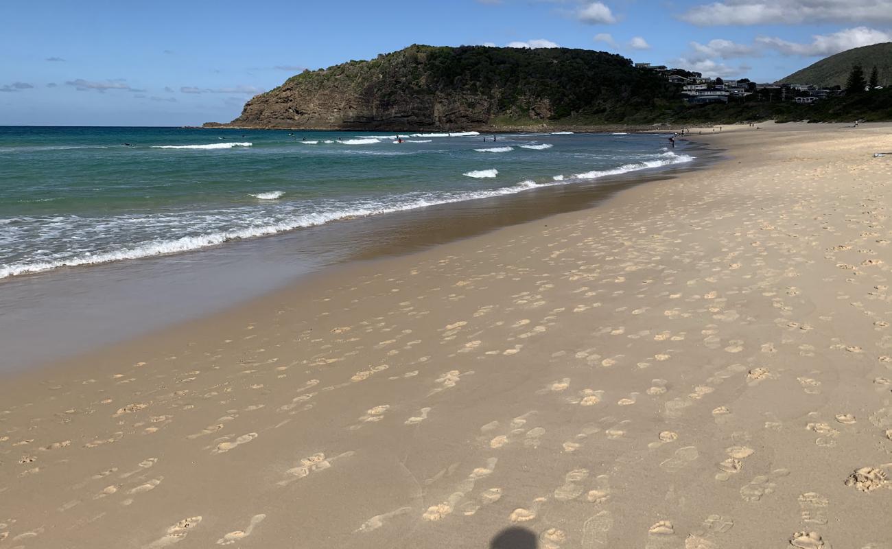 Фото Boomerang Beach с золотистый песок поверхностью