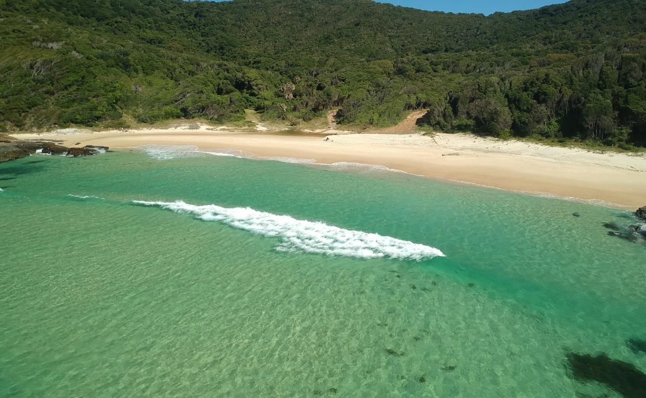 Фото McBrides Beach с золотистый песок поверхностью