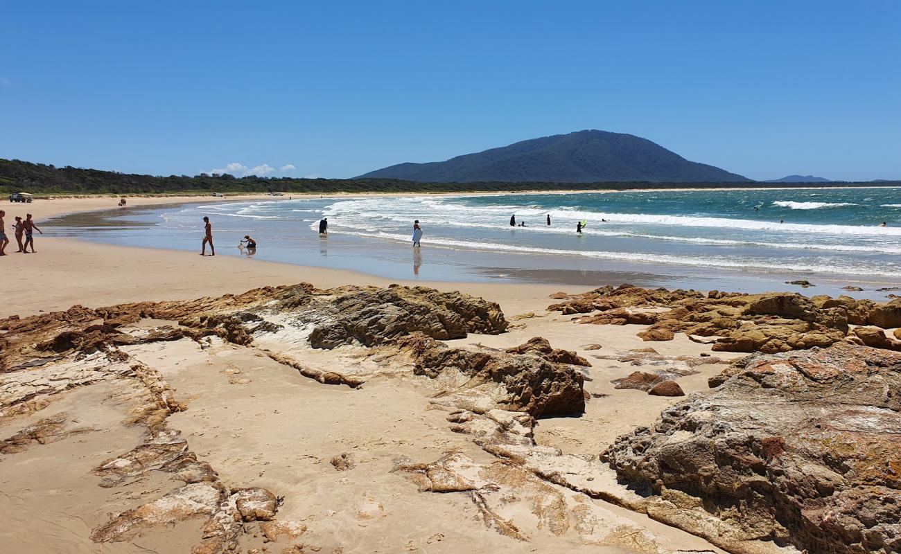 Фото Dunbogan Beach с золотистый песок поверхностью