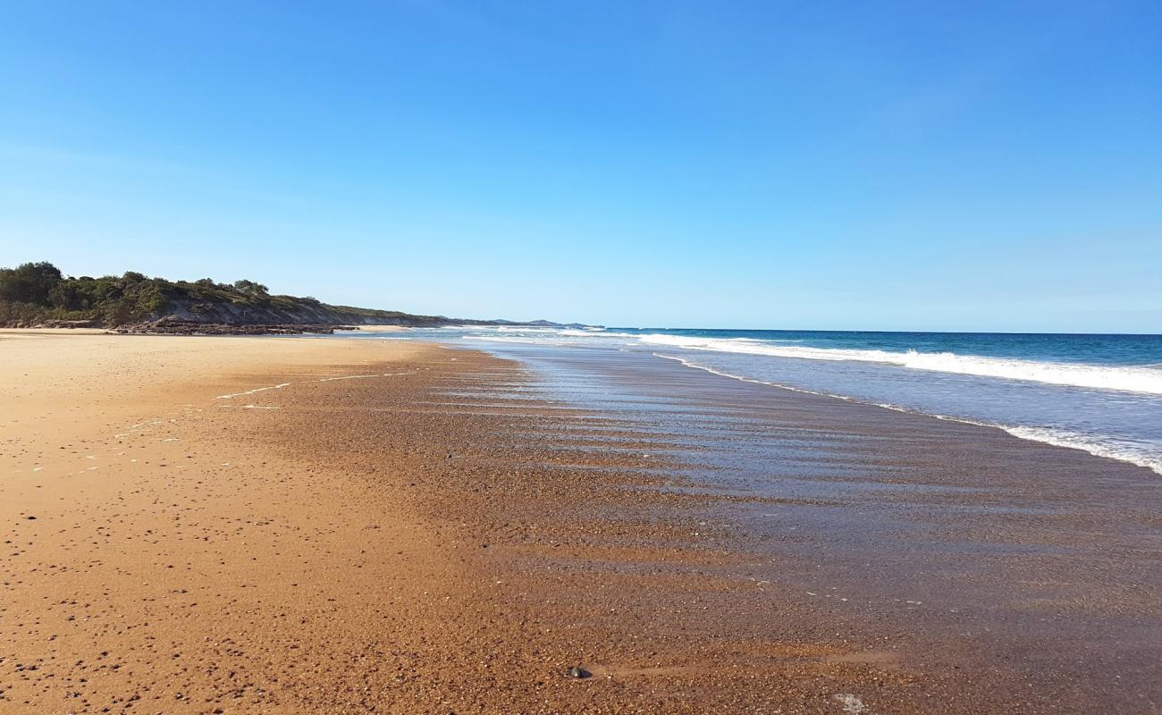 Фото Rainbow Beach с светлый песок поверхностью