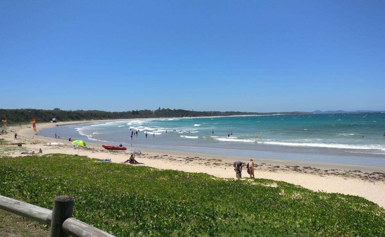 Фото Woolgoolga Beach с золотистый песок поверхностью