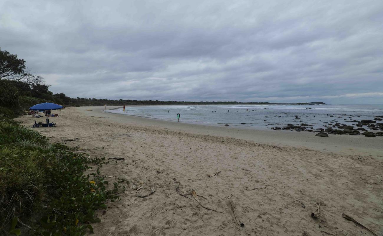 Фото Bluff Beach с светлый песок поверхностью