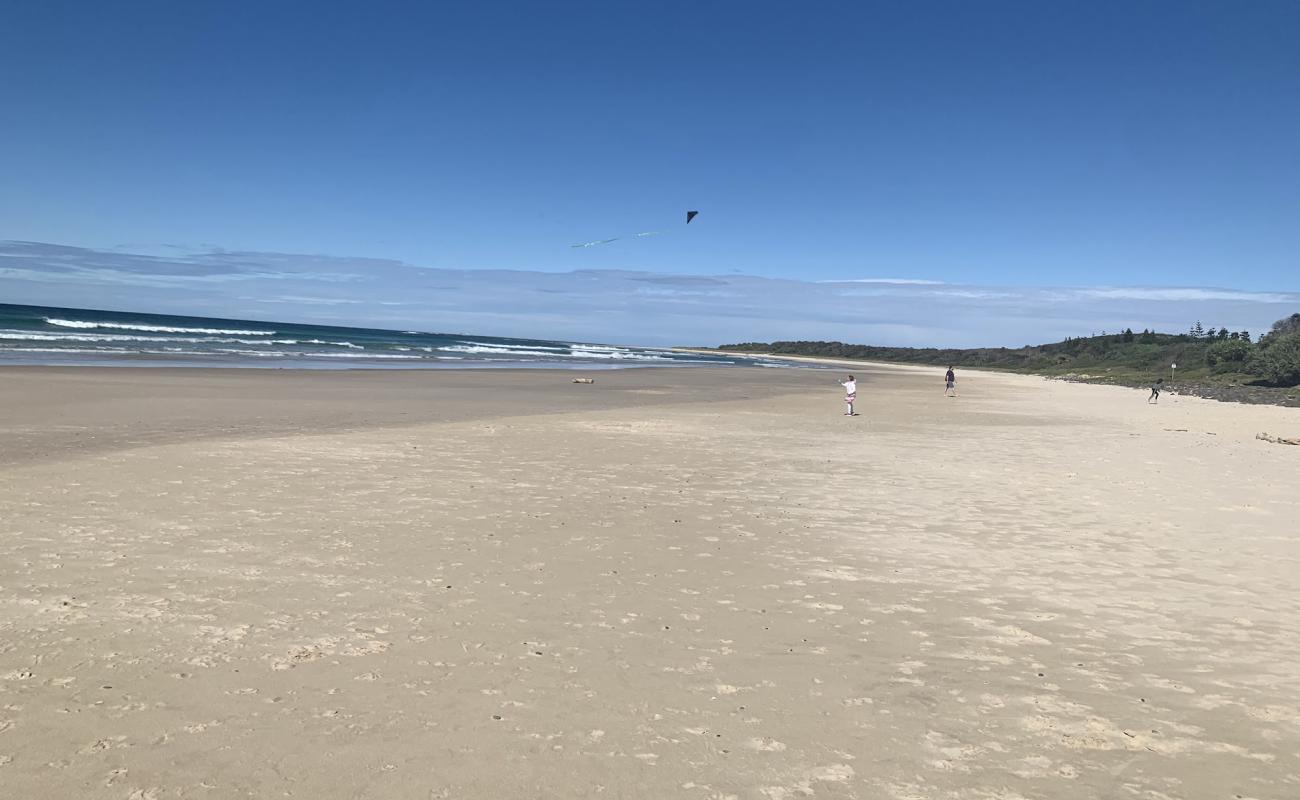 Фото Sharpes Beach с светлый песок поверхностью