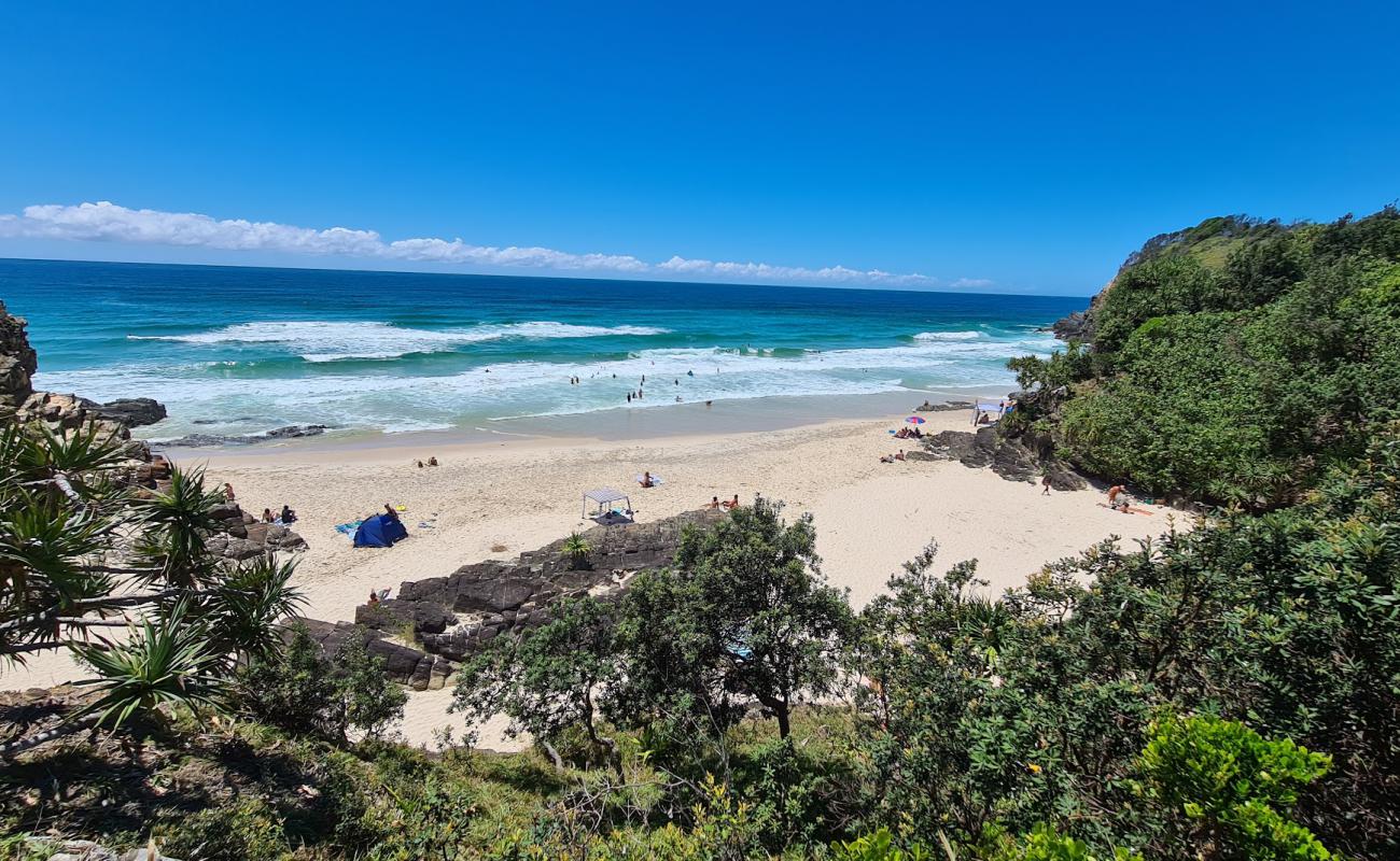 Фото Whites Beach с золотистый песок поверхностью