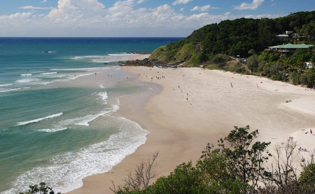 Фото Wategos Beach с светлый песок поверхностью