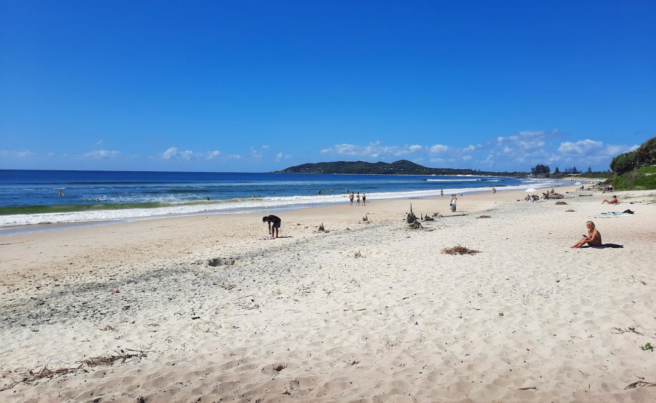 Фото Belongil Beach с светлый песок поверхностью