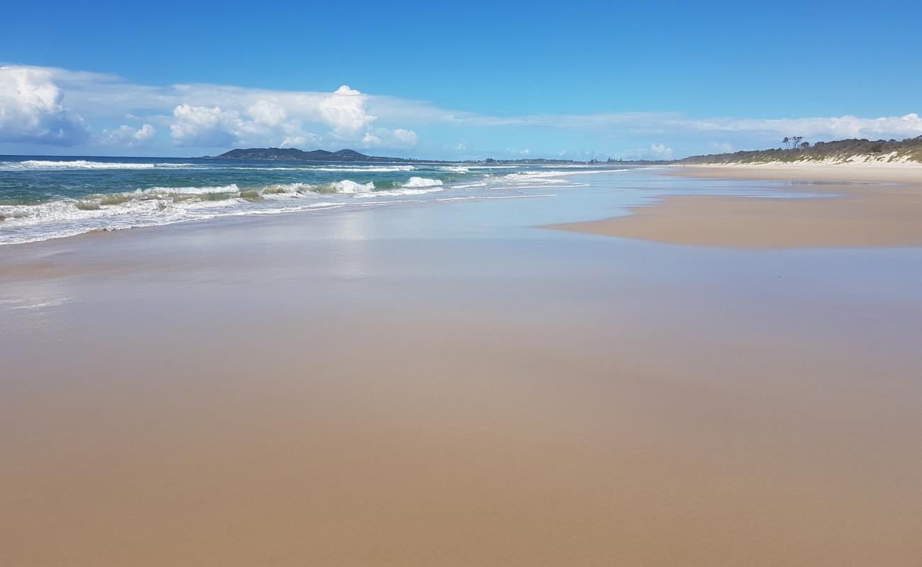 Фото Tyagarah Beach с светлый песок поверхностью