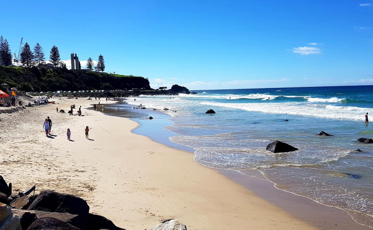 Фото Duranbah Beach с золотистый песок поверхностью