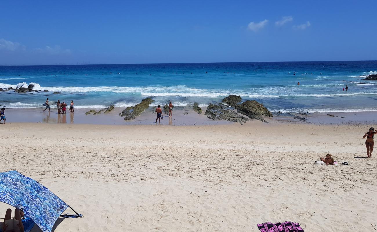 Фото Coolangatta Beach (Greenmount Beach) с золотистый песок поверхностью