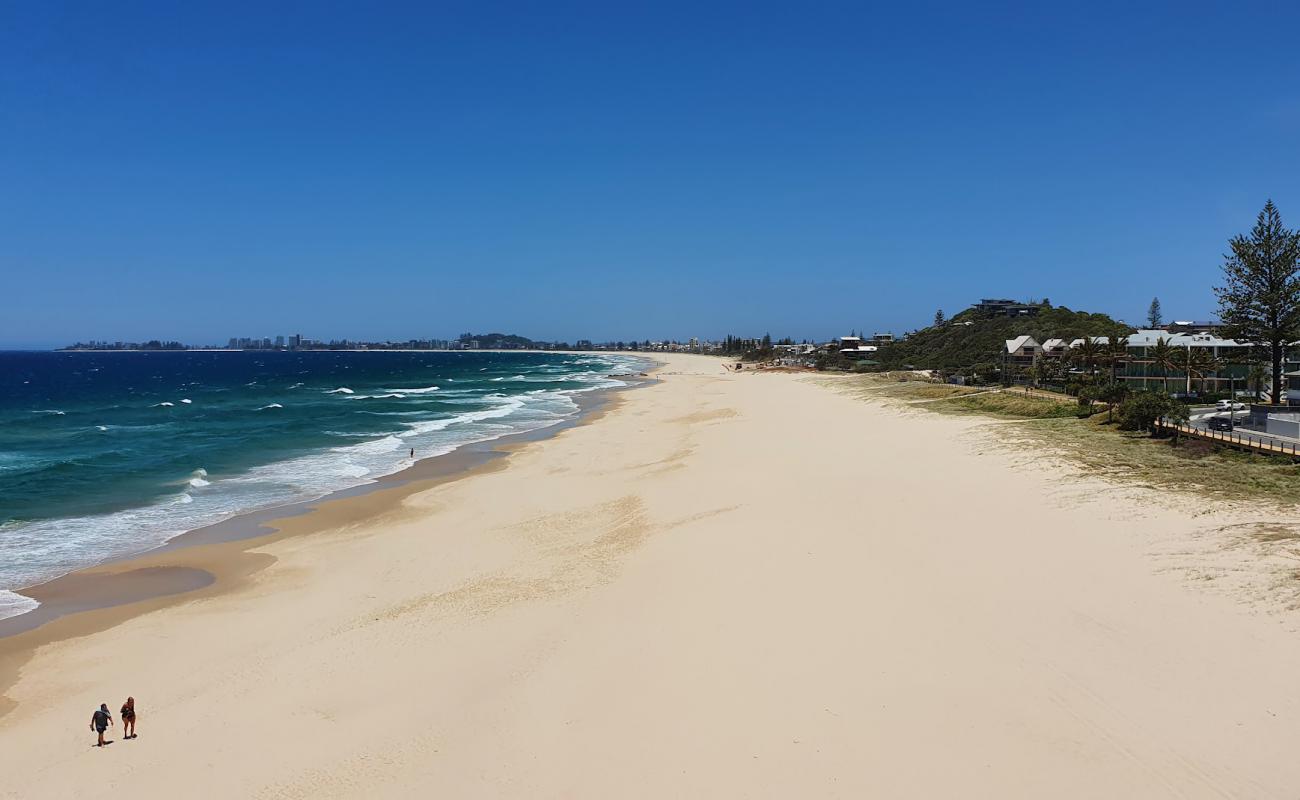 Фото Bilinga Beach с золотистый песок поверхностью