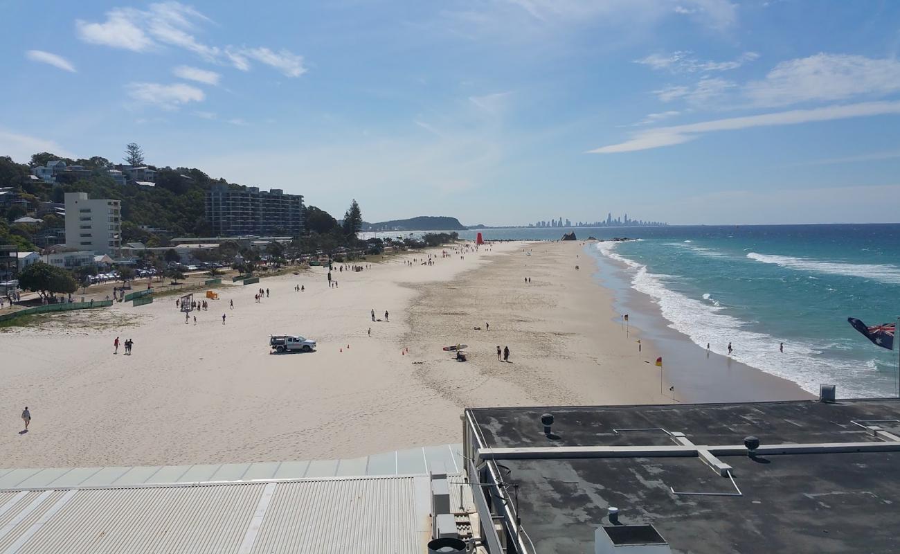 Фото Currumbin Beach с золотистый песок поверхностью