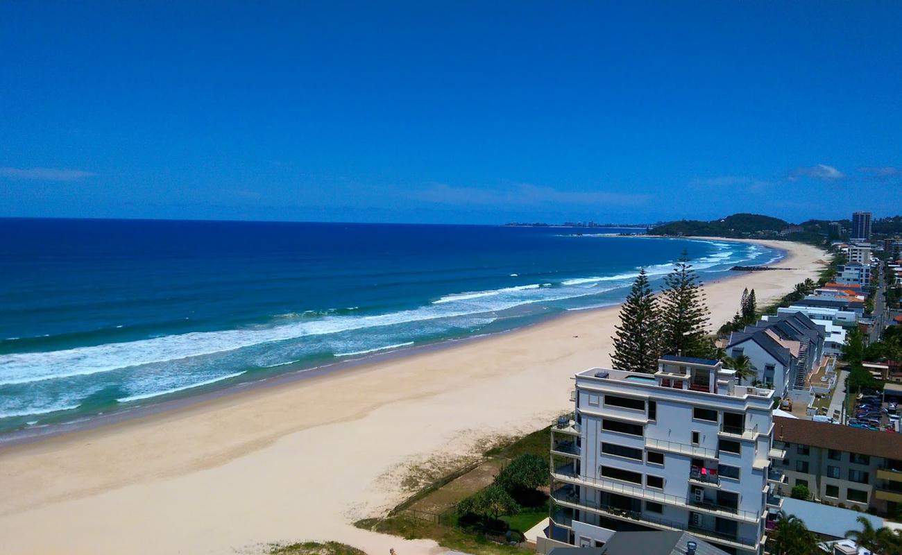 Фото Pacific Beach с золотистый песок поверхностью