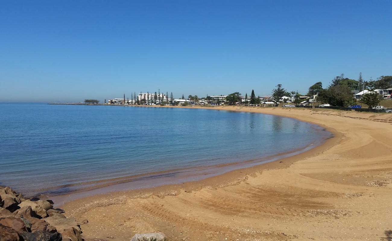 Фото Queens Beach с светлый песок поверхностью