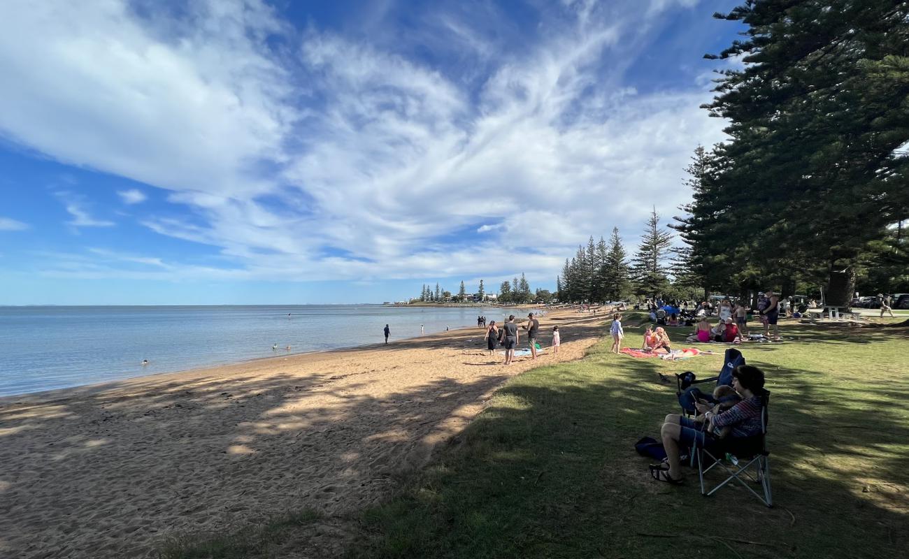 Фото Scarborough Beach с светлый песок поверхностью