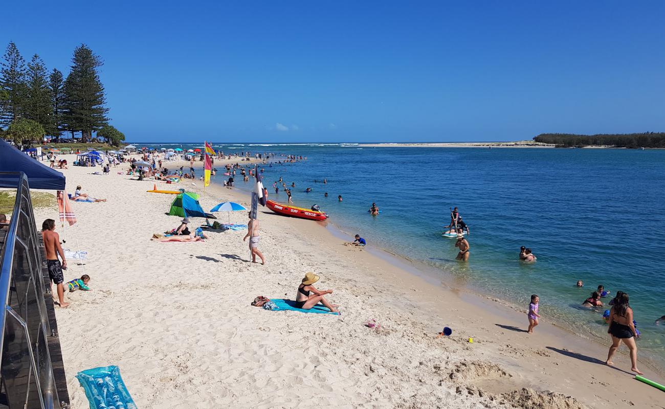 Фото Bulcock Beach с золотистый песок поверхностью