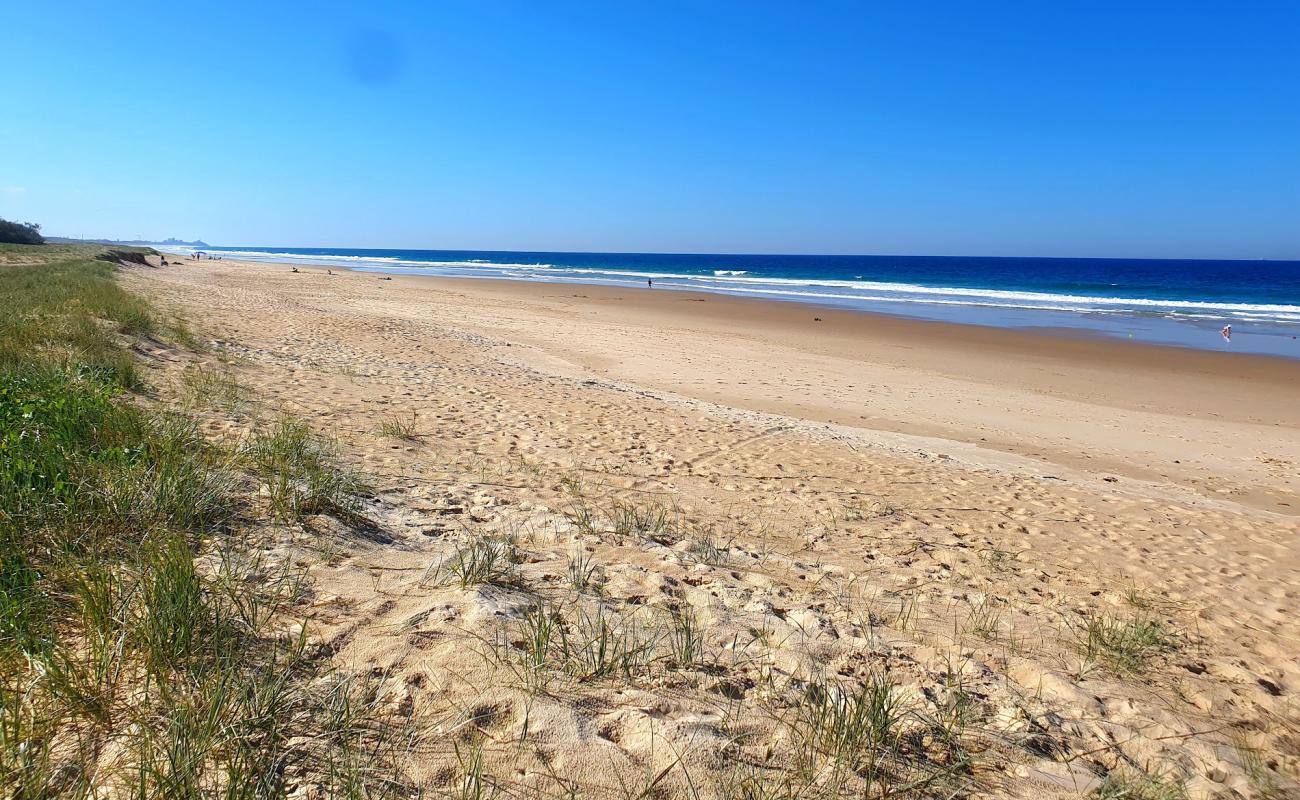 Фото Wurtulla Beach с светлый песок поверхностью