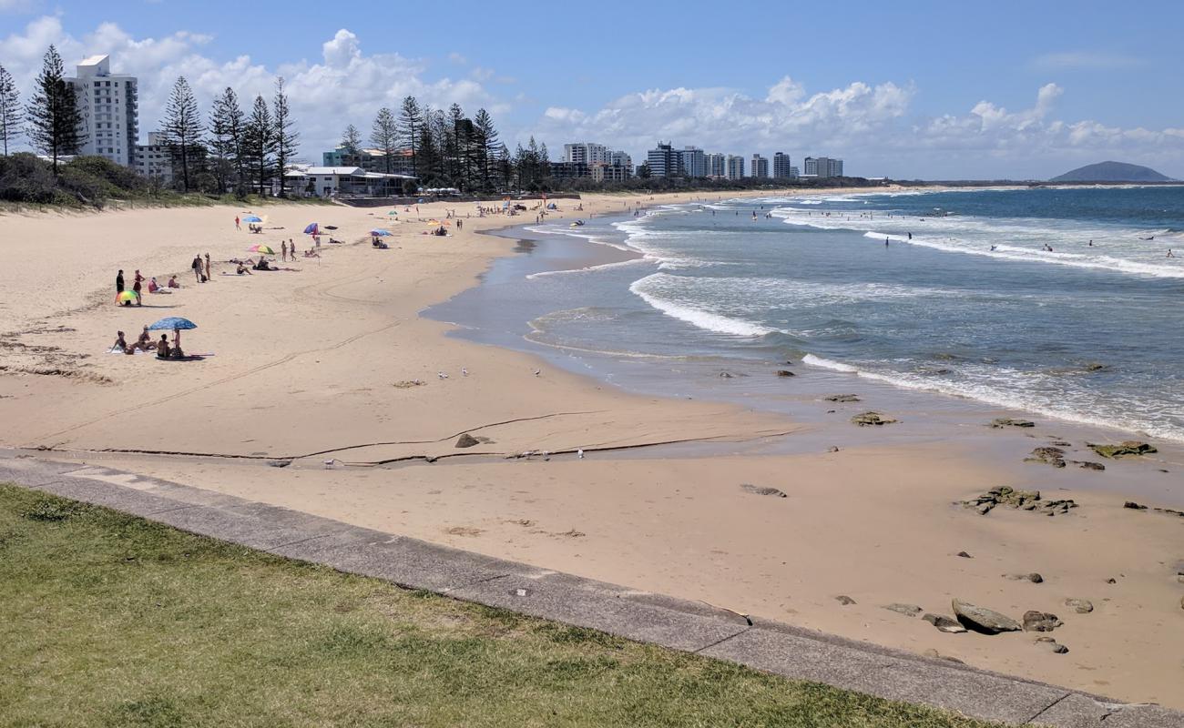 Фото Alexandra Headland Beach с светлый песок поверхностью