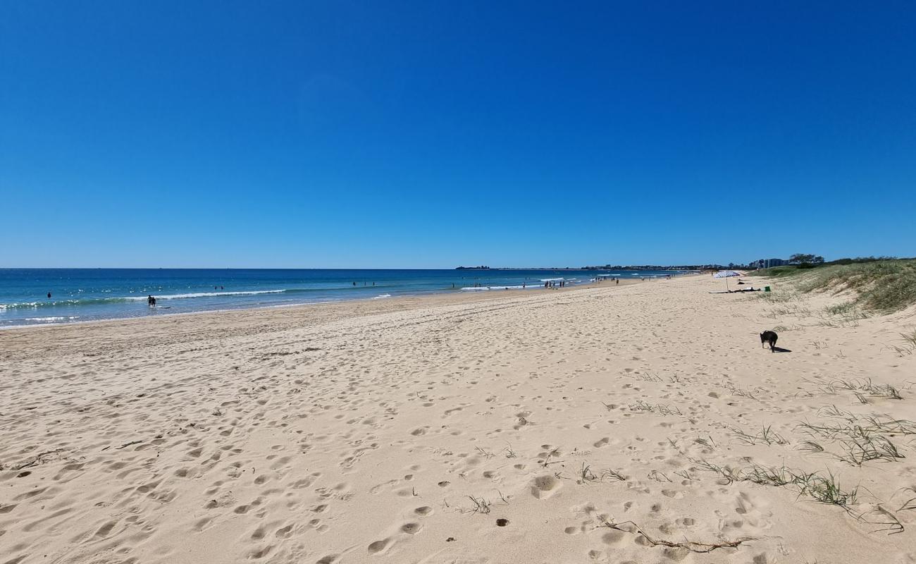 Фото Mudjimba Beach с золотистый песок поверхностью