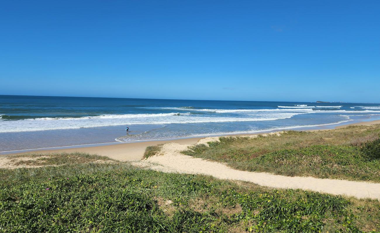 Фото Marcoola Beach с золотистый песок поверхностью