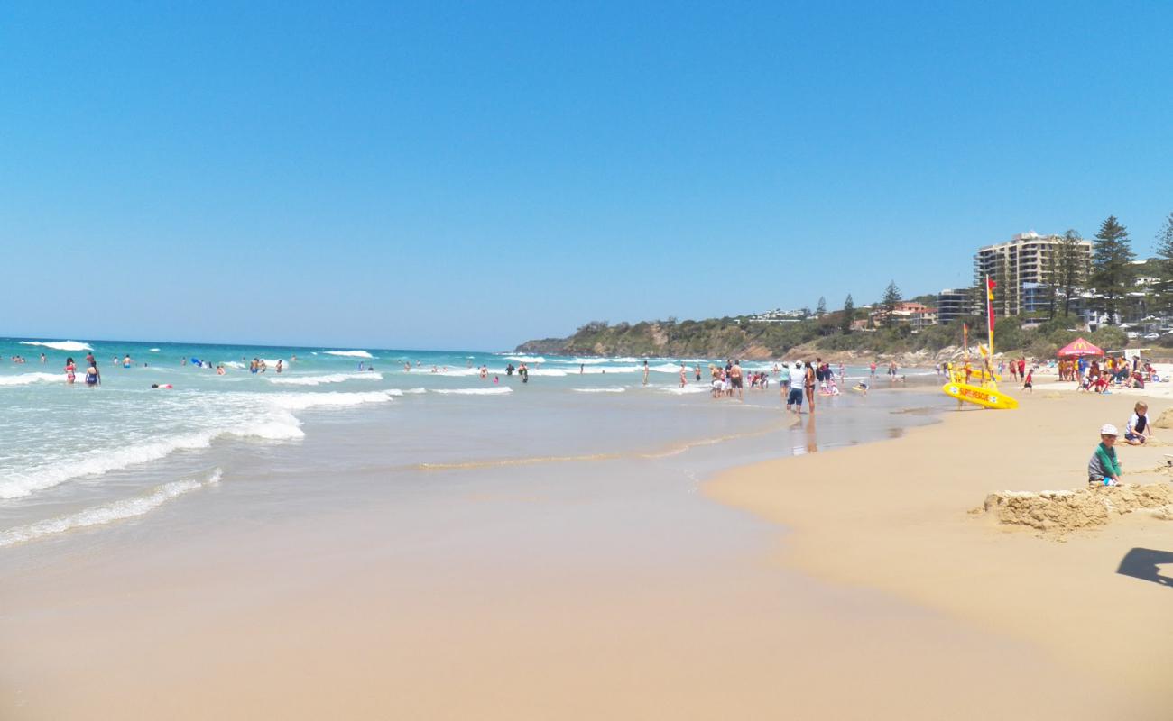 Фото Coolum Beach с золотистый песок поверхностью