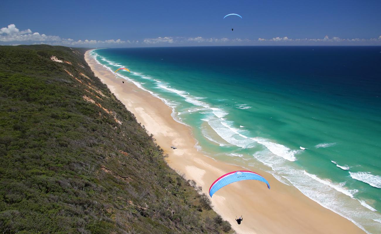 Фото Teewah Beach с золотистый песок поверхностью