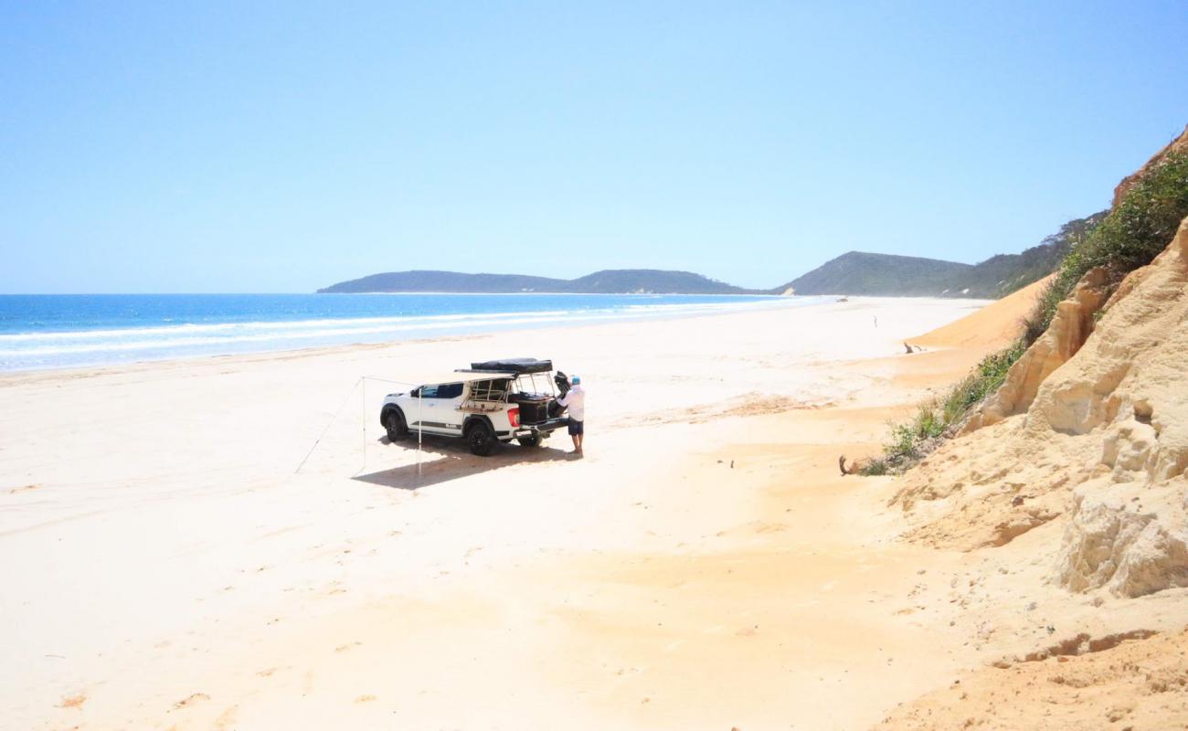 Фото Cooloola Beach с золотистый песок поверхностью