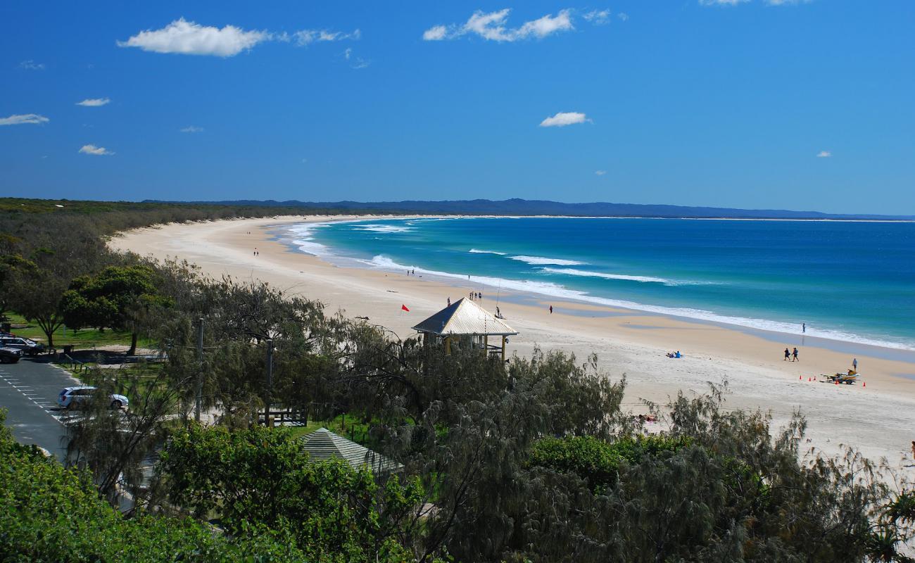 Фото Rainbow Beach с золотистый песок поверхностью