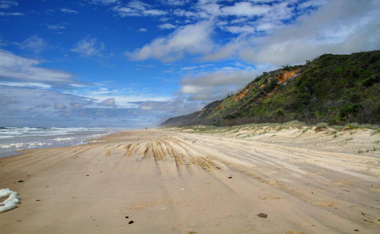 Фото Eurong Beach с золотистый песок поверхностью