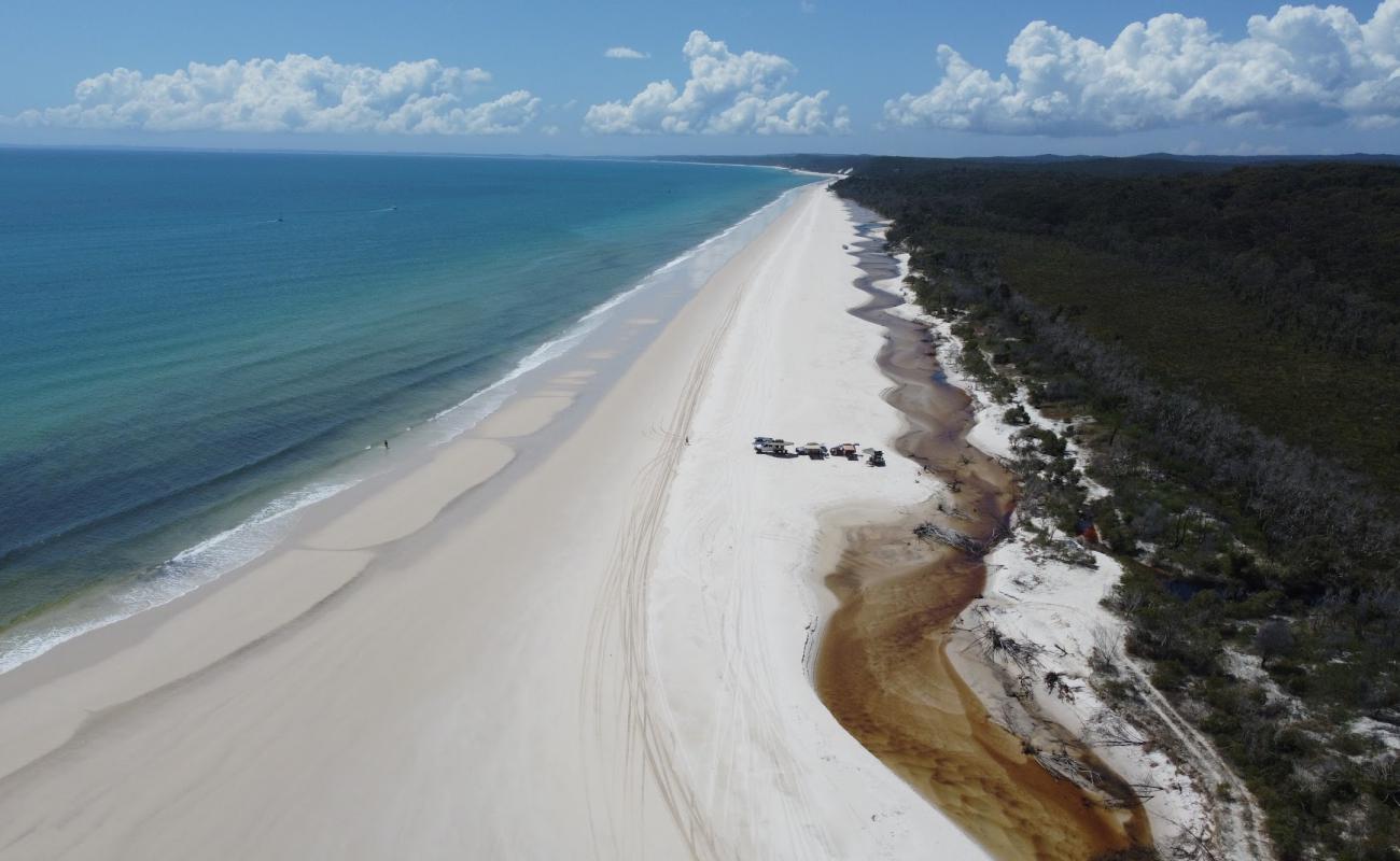 Фото Woralie Creek Beach с золотистый песок поверхностью