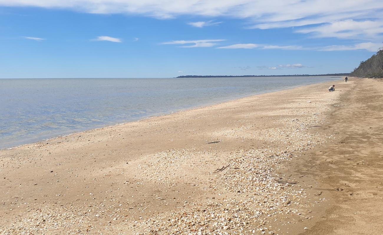 Фото Brennan Beach с песок с галькой поверхностью